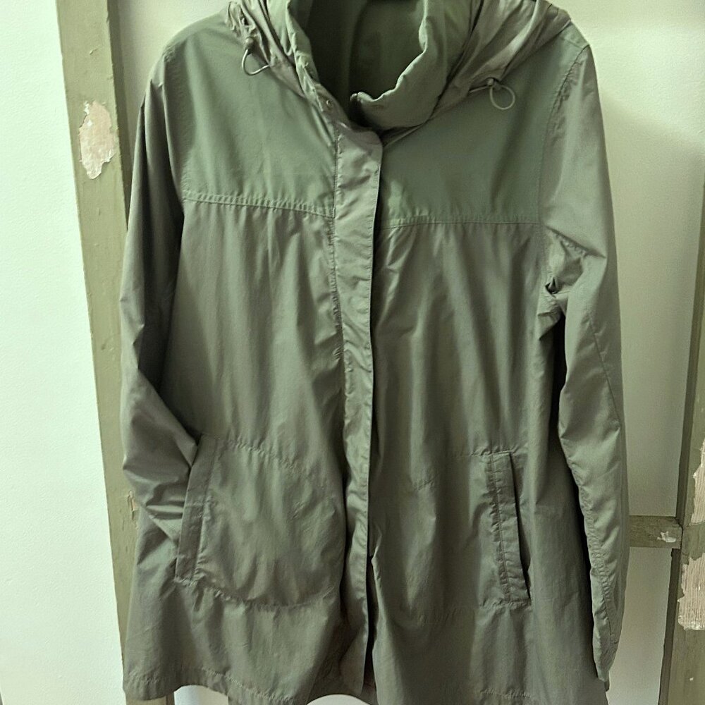 womens North Face windbreaker/rain jacket, army green, excellent condition